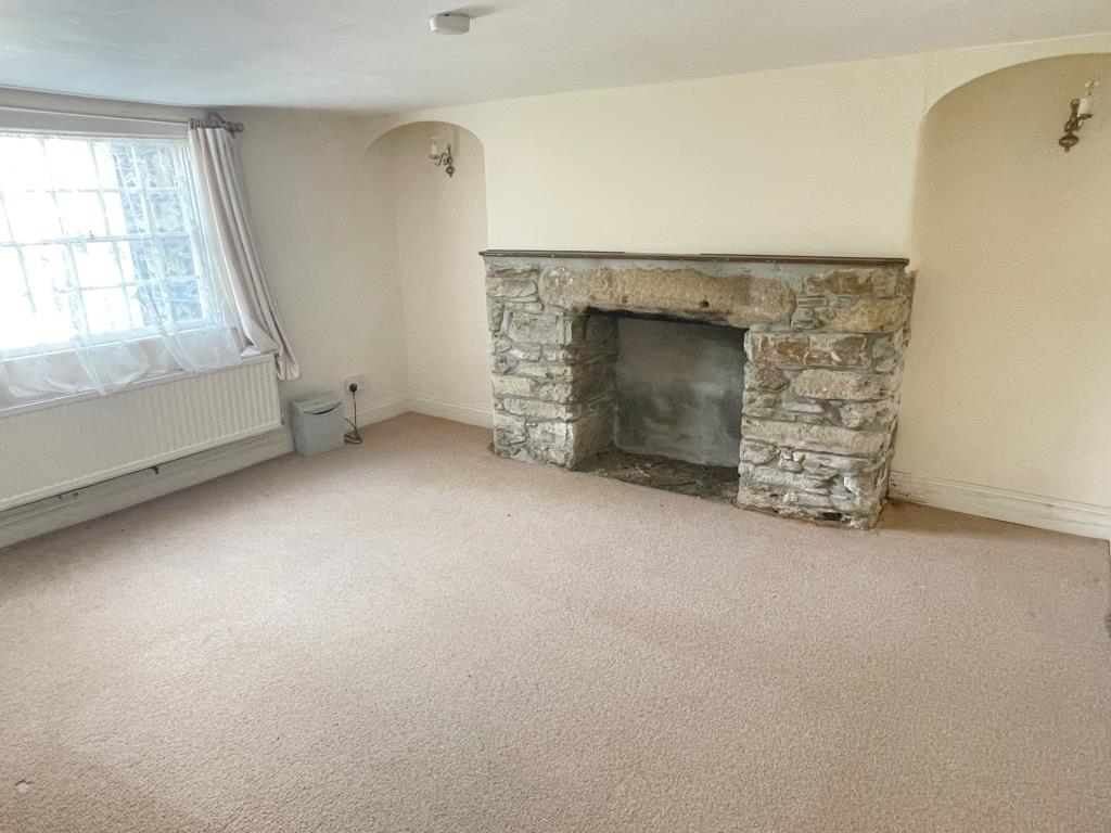 Lot: 47 - TOWN CENTRE COTTAGE FOR IMPROVEMENT - Photo of dining room